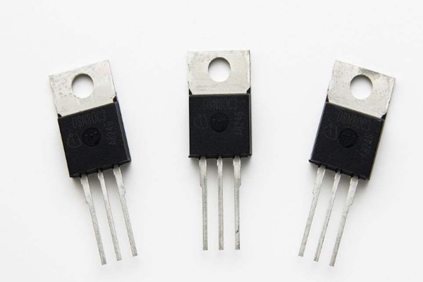 場效應晶體管，晶體三極管